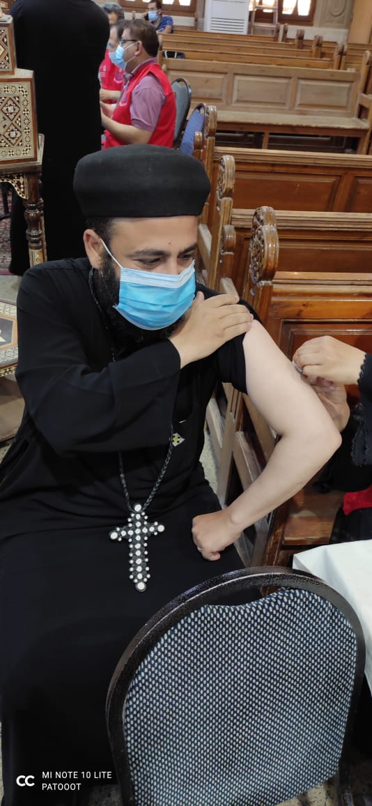 القساوسة والرهبان ومكرسات إيبارشية الفيوم يتلقون لقاح كورونا
