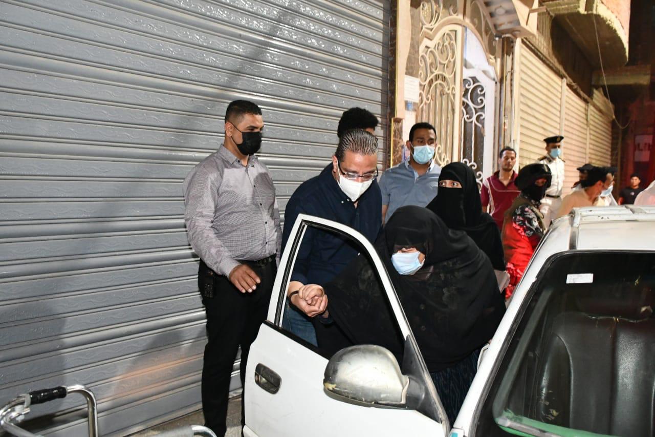 محافظ الفيوم يساعد سيدة مسنة