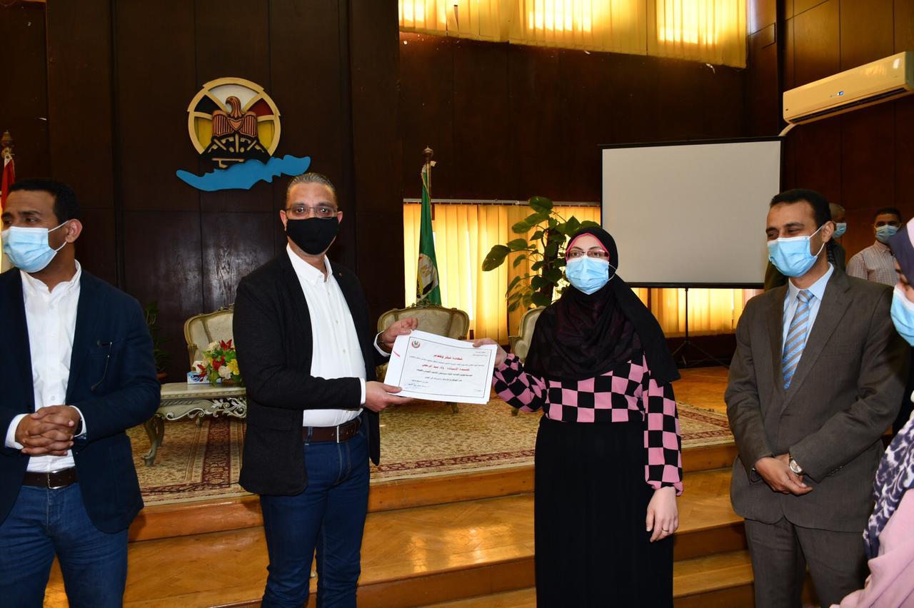 محافظ الفيوم يُكرّم ممرضات العزل