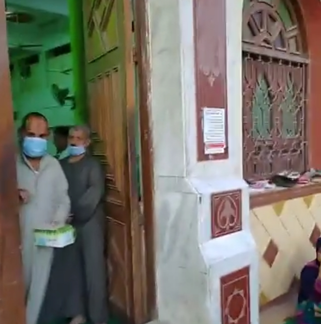 جانب من توزيع الكمامات على المصلين