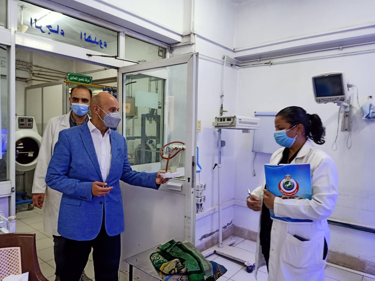 وكيل وزارة الصحة يوزع الكحك والحلوى على المرضى والعاملين بالمستشفيات 03