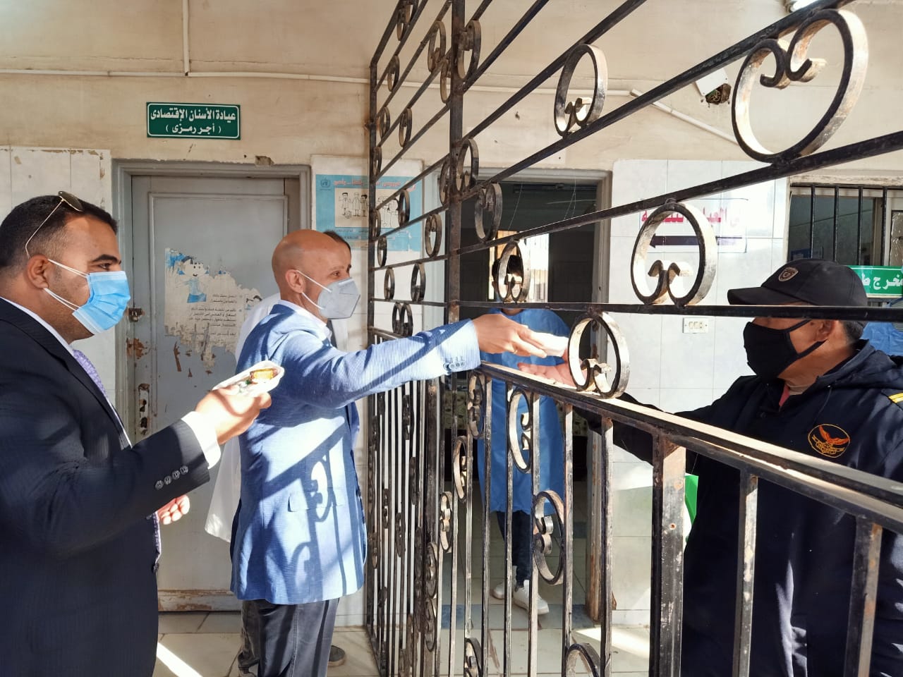 وكيل وزارة الصحة يوزع الكحك والحلوى على المرضى والعاملين بالمستشفيات 08