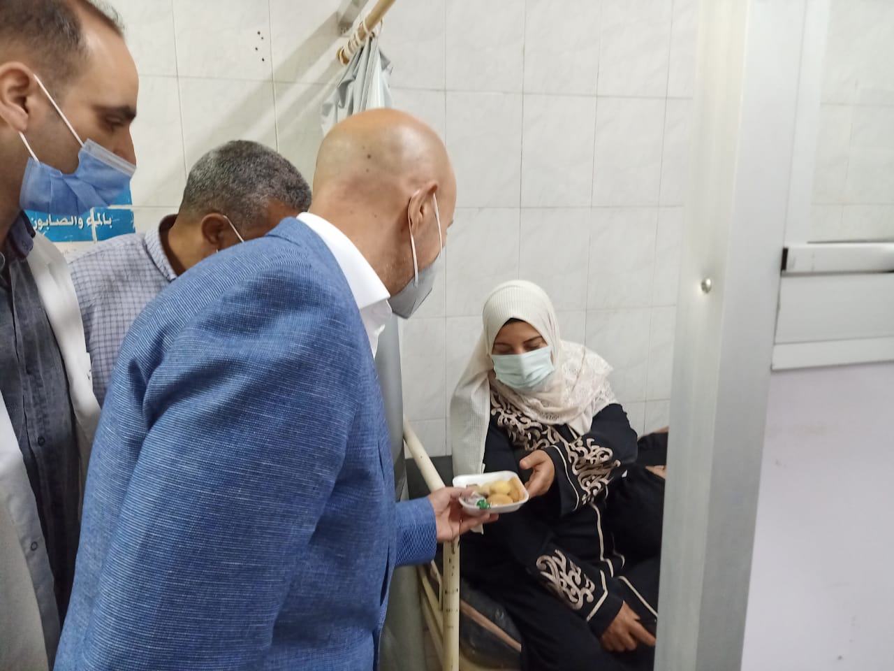وكيل وزارة الصحة يوزع الكحك والحلوى على المرضى والعاملين بالمستشفيات 010