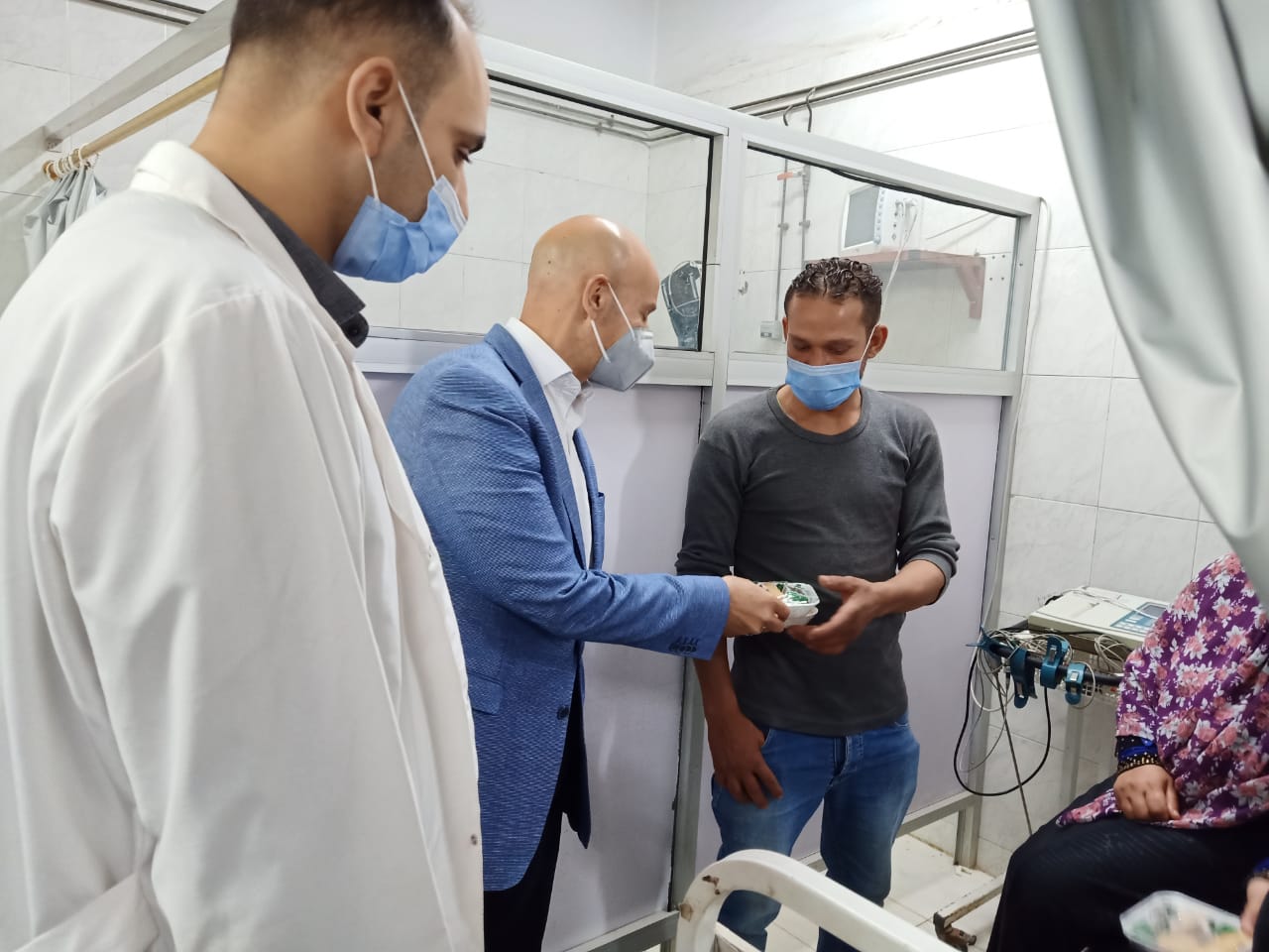 وكيل وزارة الصحة يوزع الكحك والحلوى على المرضى والعاملين بالمستشفيات 011