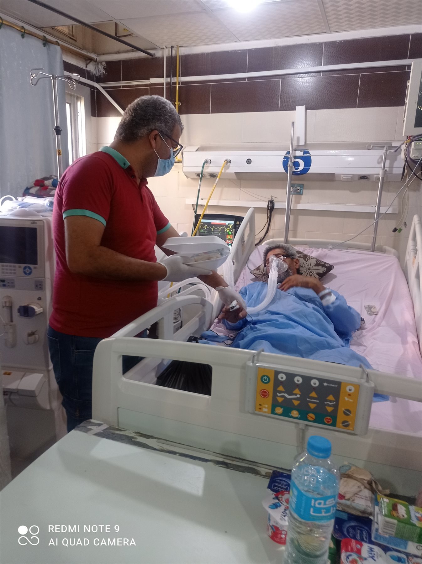 مدير مستشفى قنا العام يوزع حلويات العيد على مرضى كورونا 