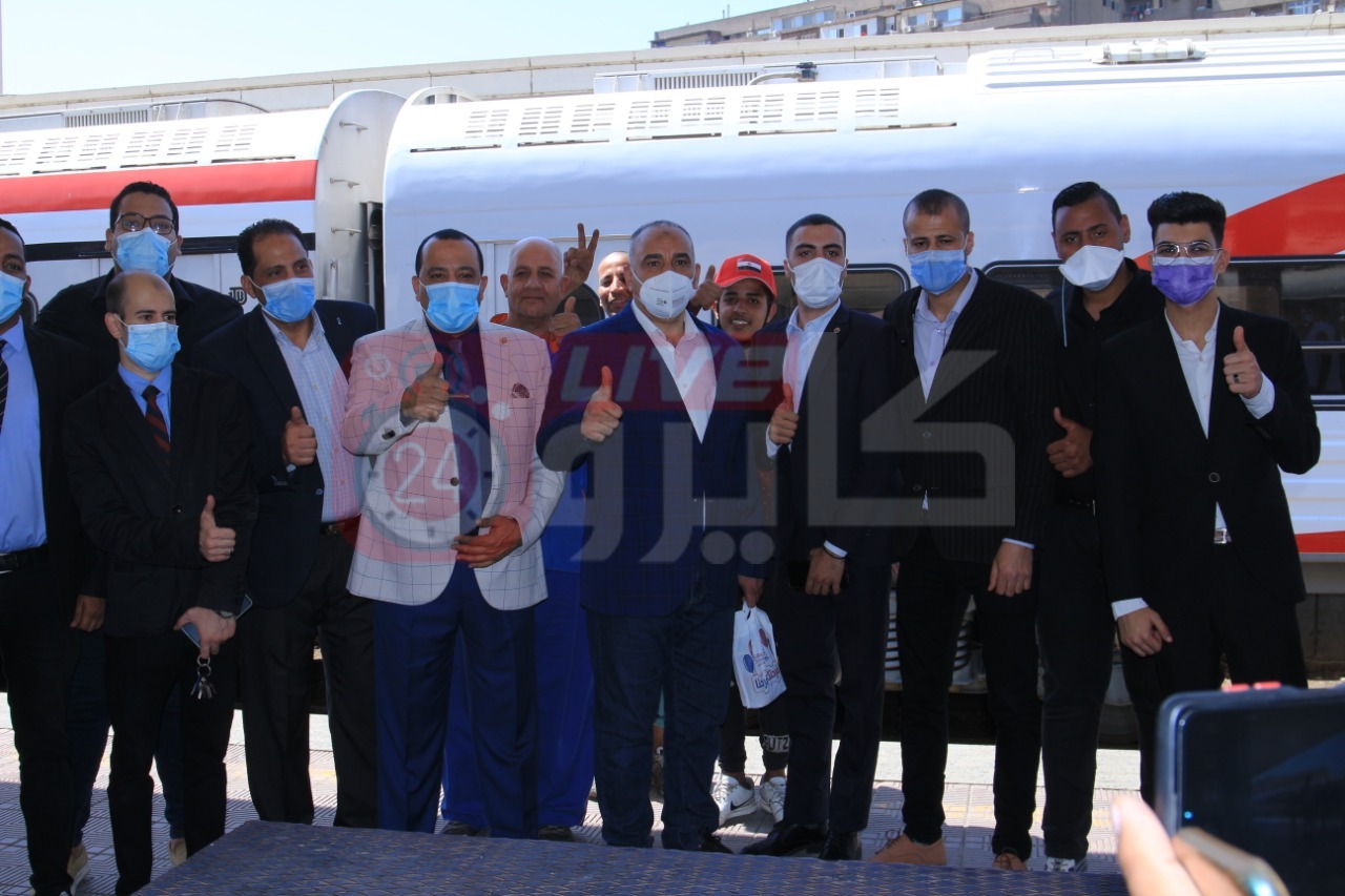  توزيع الهدايا على الأطفال في المترو والسكة الحديد (3)