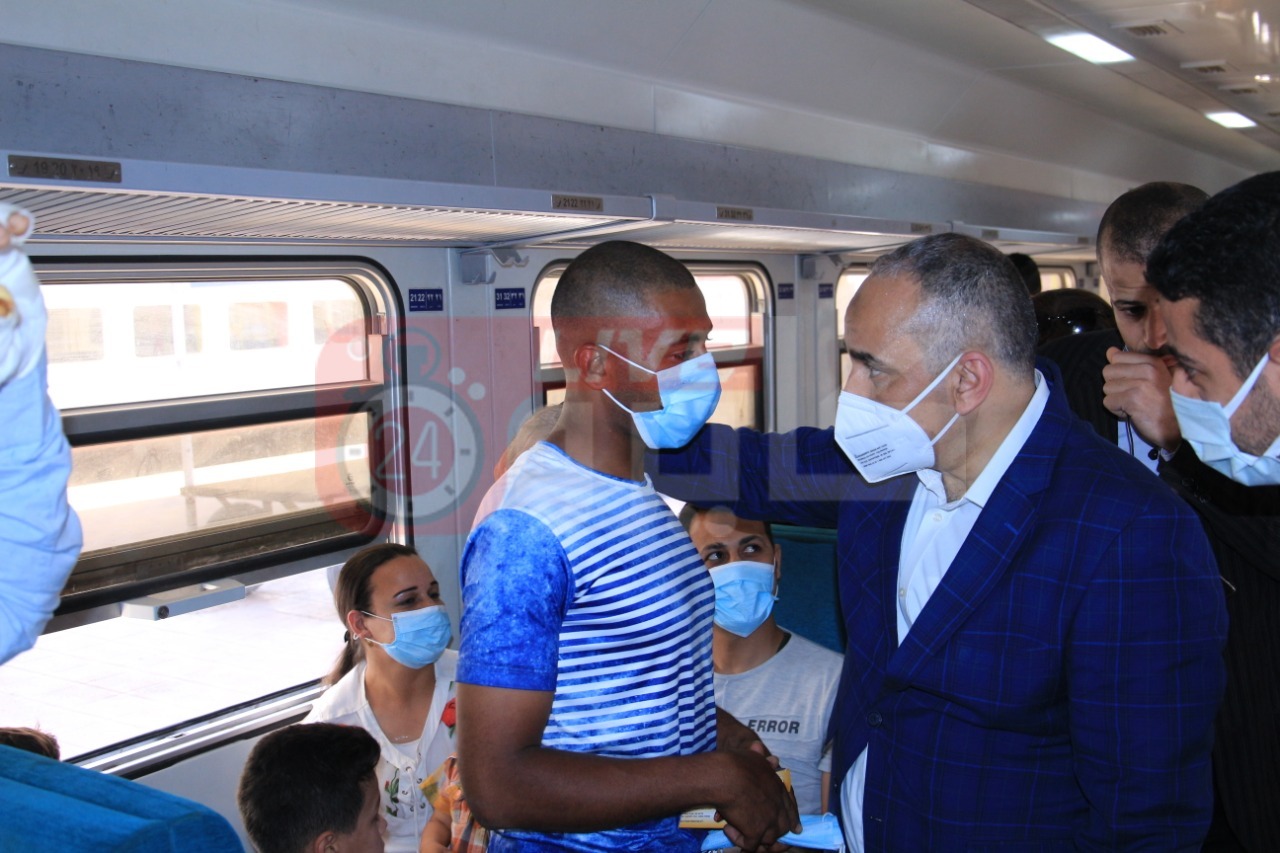  توزيع الهدايا على الأطفال في المترو والسكة الحديد (4)