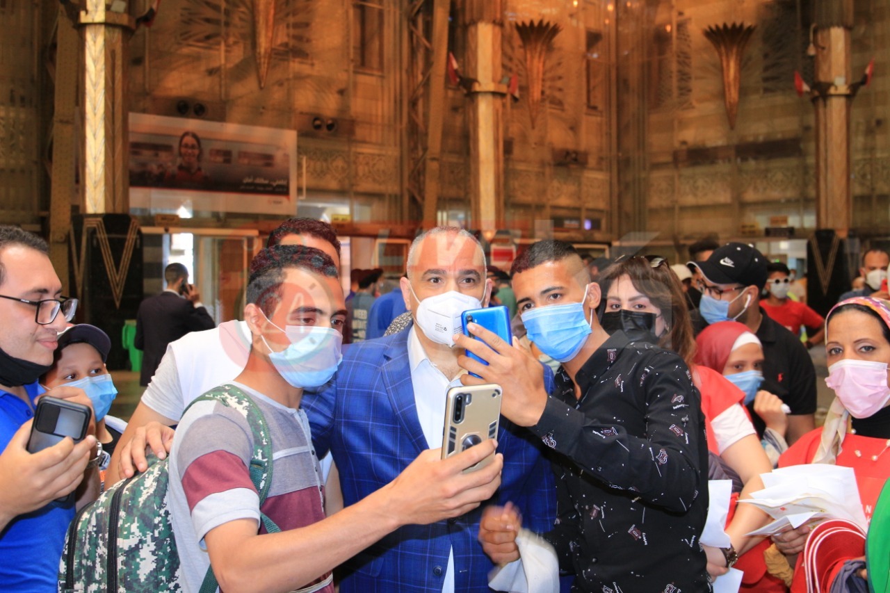  توزيع الهدايا على الأطفال في المترو والسكة الحديد (8)