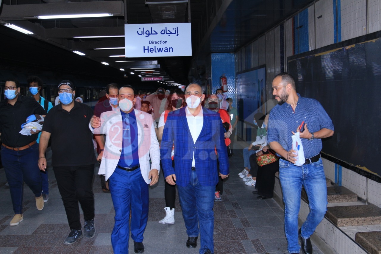  توزيع الهدايا على الأطفال في المترو والسكة الحديد (15)