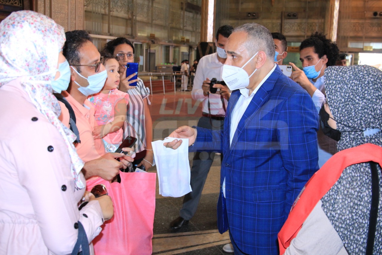  توزيع الهدايا على الأطفال في المترو والسكة الحديد (16)