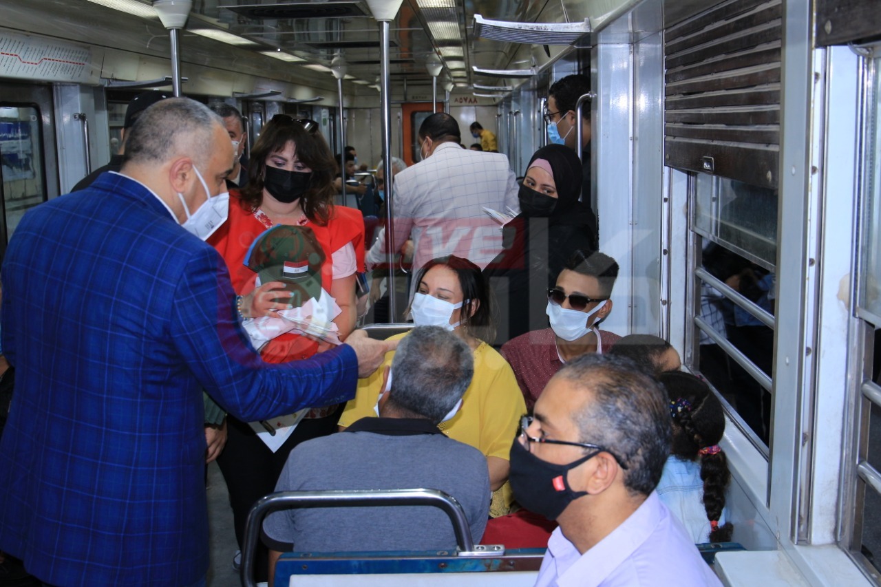  توزيع الهدايا على الأطفال في المترو والسكة الحديد (17)