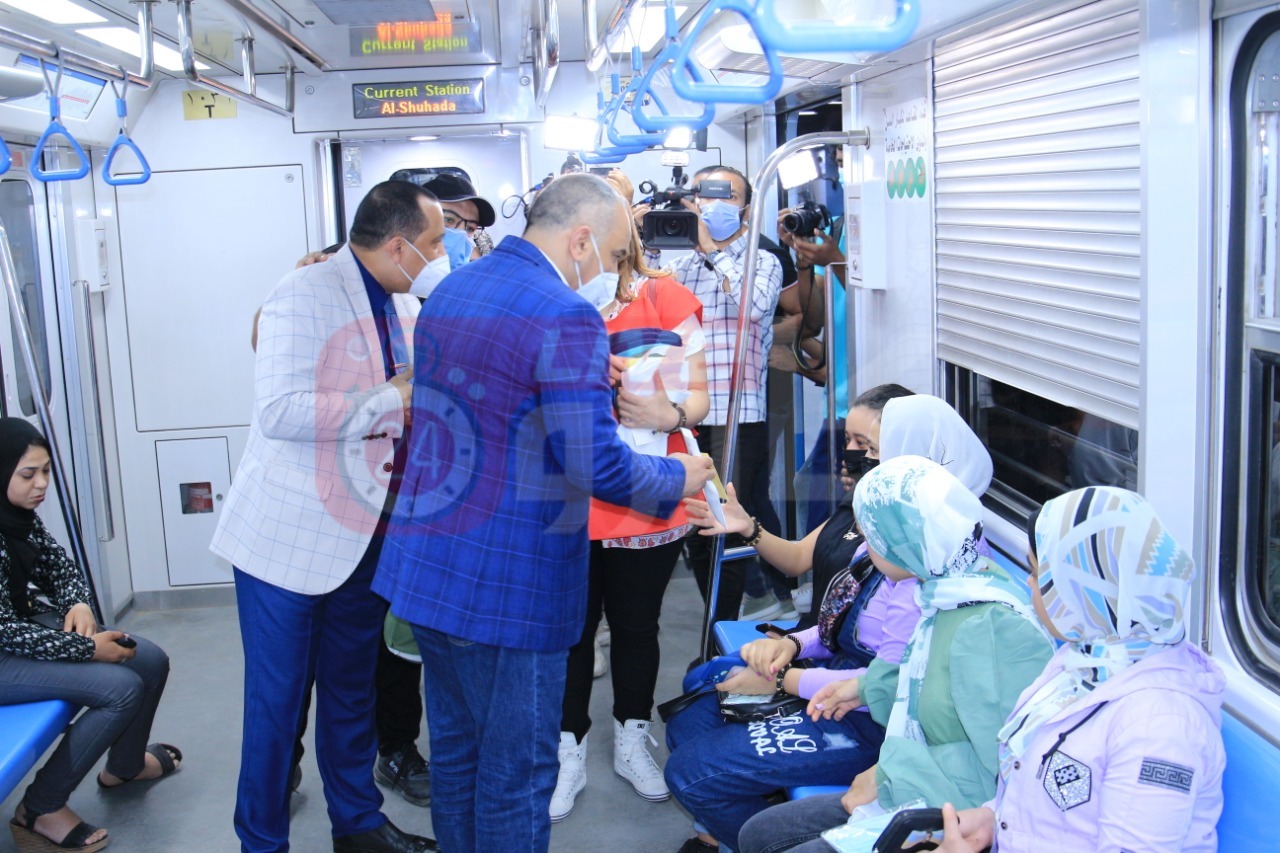  توزيع الهدايا على الأطفال في المترو والسكة الحديد (18)