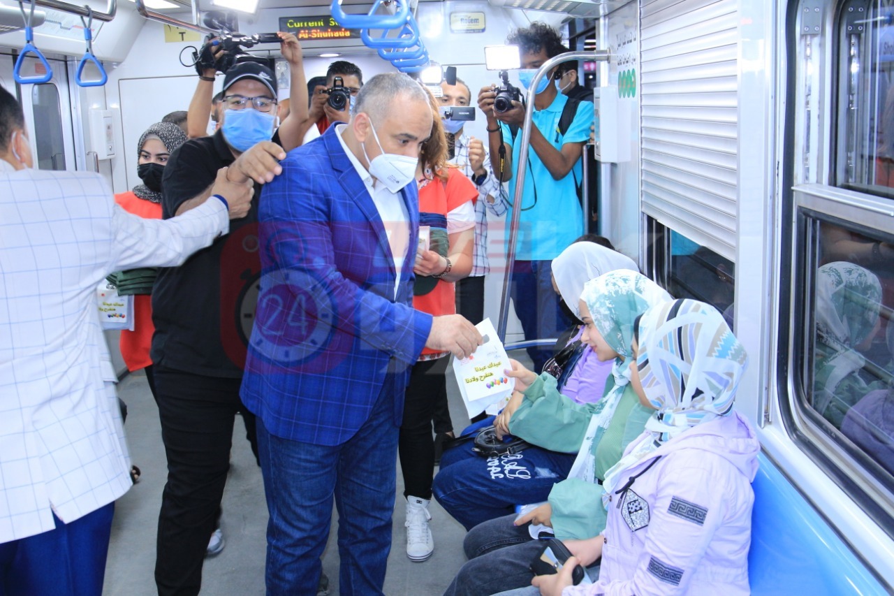  توزيع الهدايا على الأطفال في المترو والسكة الحديد (25)