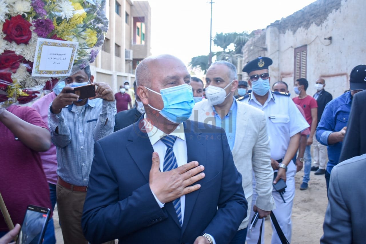 وزير النقل في حفل زفاف ابنة قائد قطار أسوان