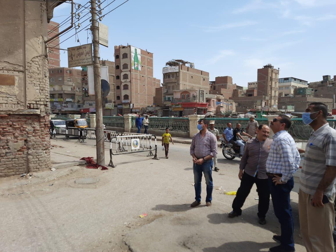 السكرتير العام المساعد يتفقد انهيار جزء من منزل خالي من السكان في الفيوم