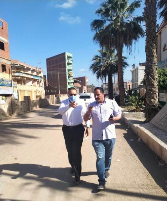 2 محافظ الشرقية يتابع رصف طريق 39 بمشتول السوق