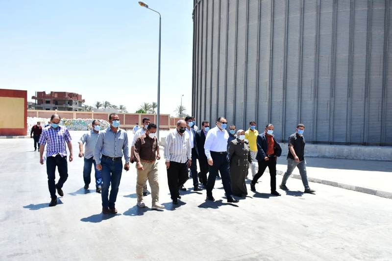 محافظ الشرقية يتفقد صوامع أبو حماد  القرين الجديدة 6