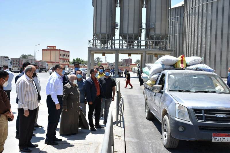 محافظ الشرقية يتفقد صوامع أبو حماد  القرين الجديدة 7