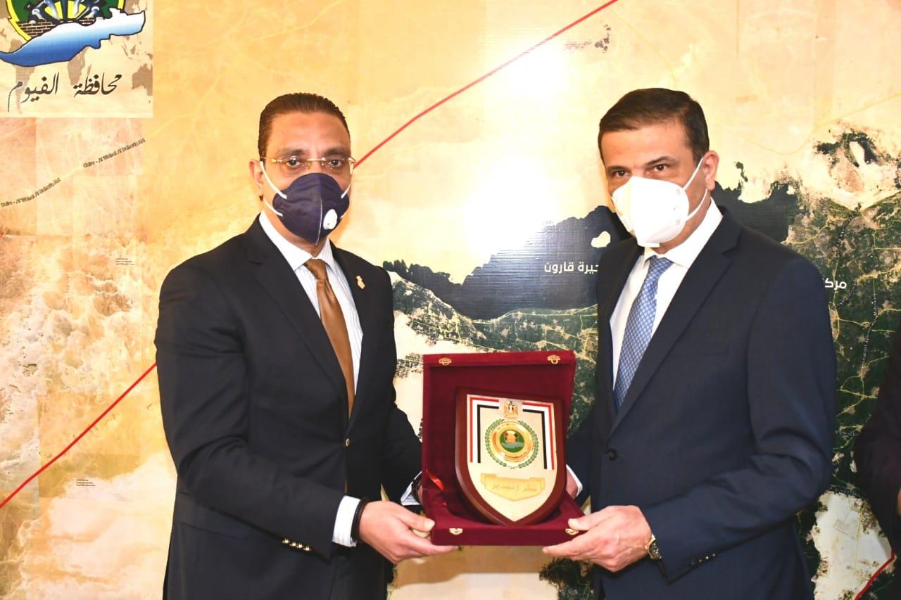 محافظ الفيوم يكرّم رئيس البنك الزراعي المصري