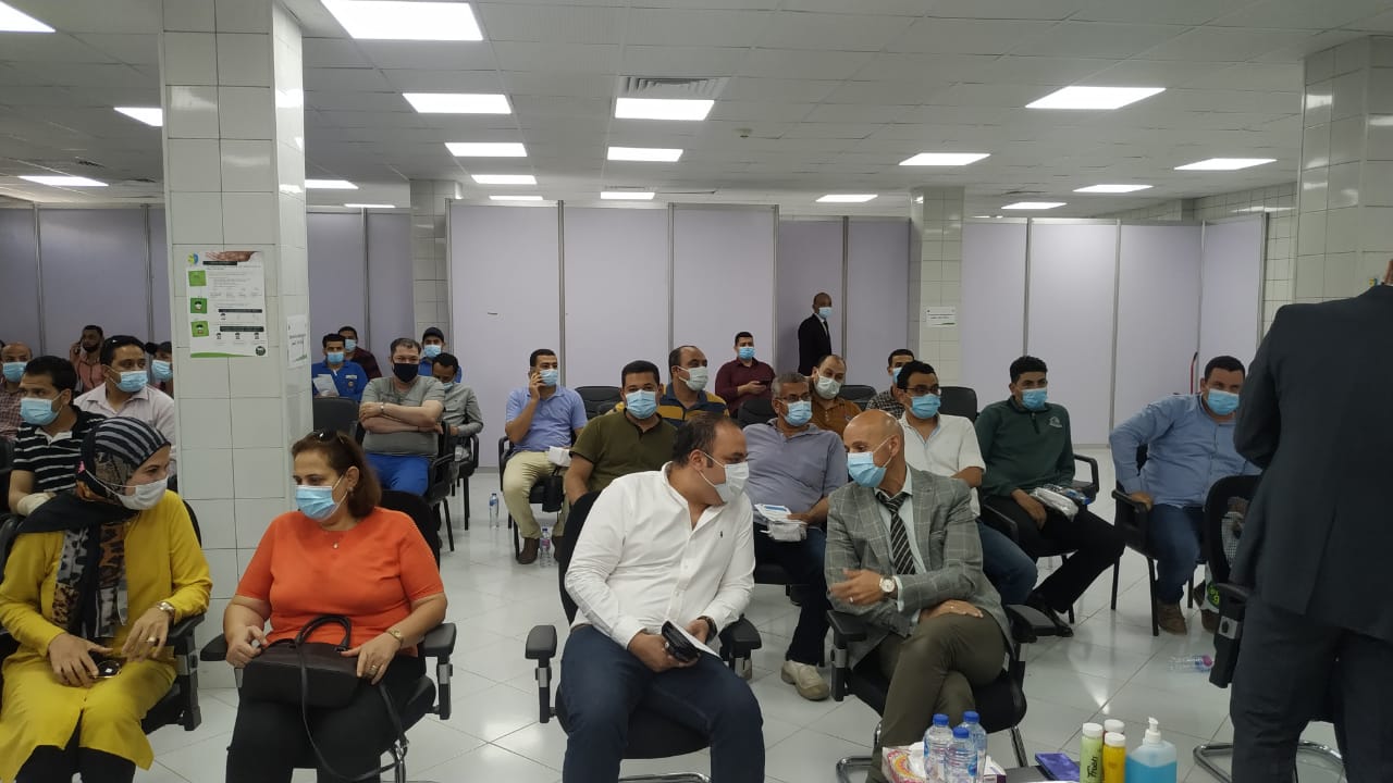 وكيل وزارة الصحة يتابع تطعيم عمال مصانع العاشر من رمضان بلفاح كورونا 0