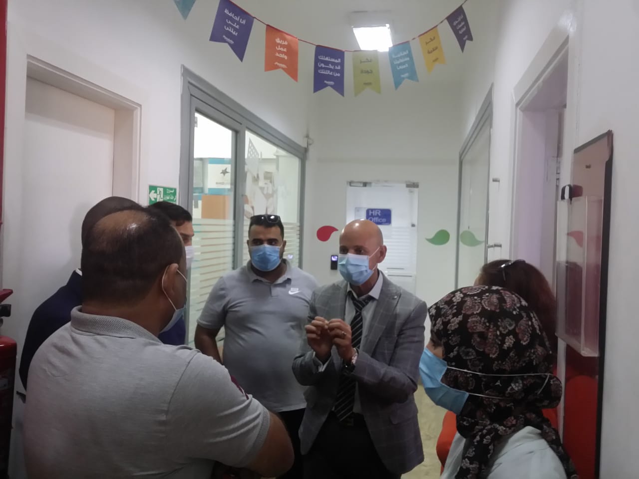 وكيل وزارة الصحة يتابع تطعيم عمال مصانع العاشر من رمضان بلفاح كورونا 10