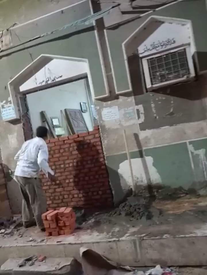 غلق زاوية مسجد أمام المصلين بالفيوم