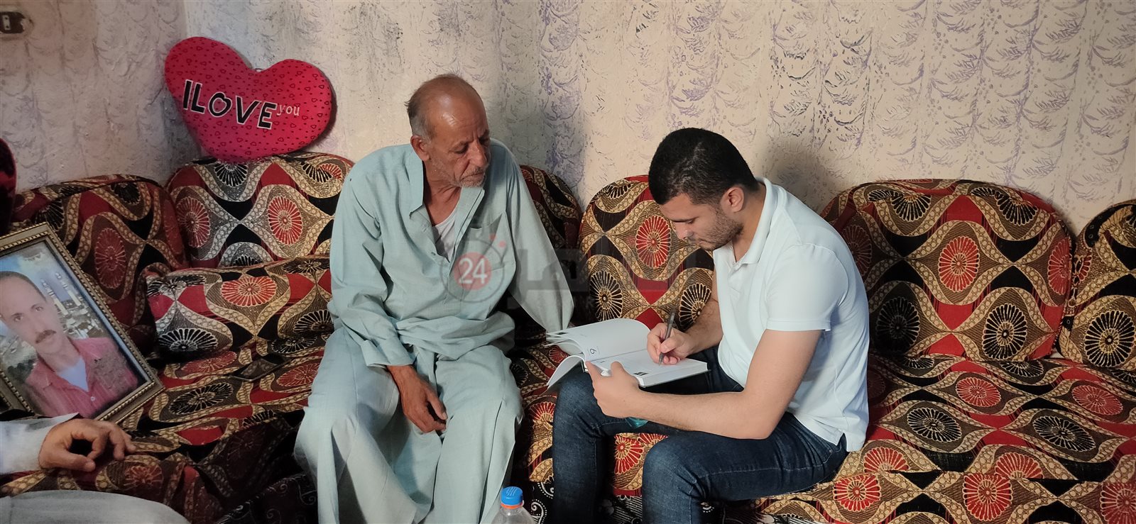 مراسل القاهرة 24 مع والد المجني عليه