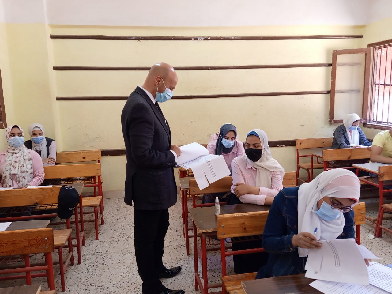 وكيل وزارة الصحة يتابع امتحانات التمريض بالشرقية 04