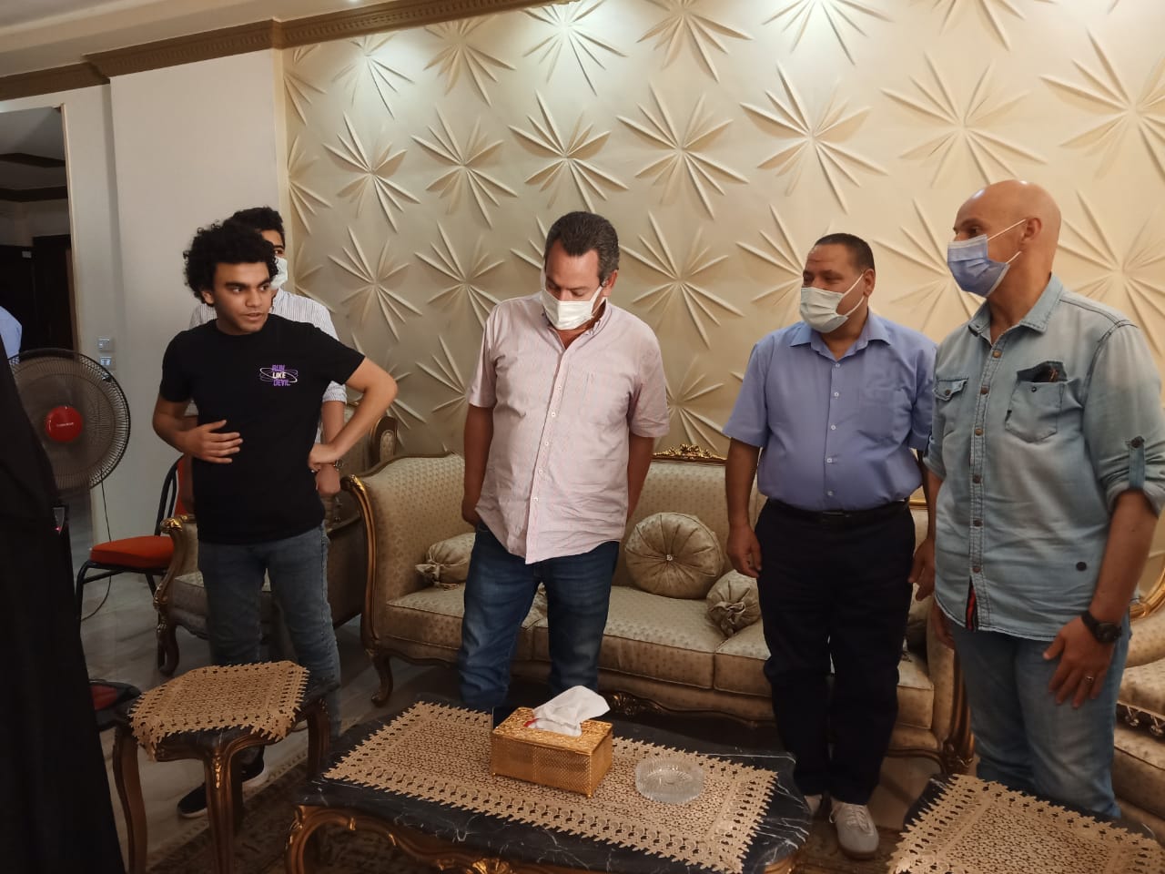 وكيل وزارة الصحة يقدم واجب العزاء لأسرة الطبيب الراحل 02