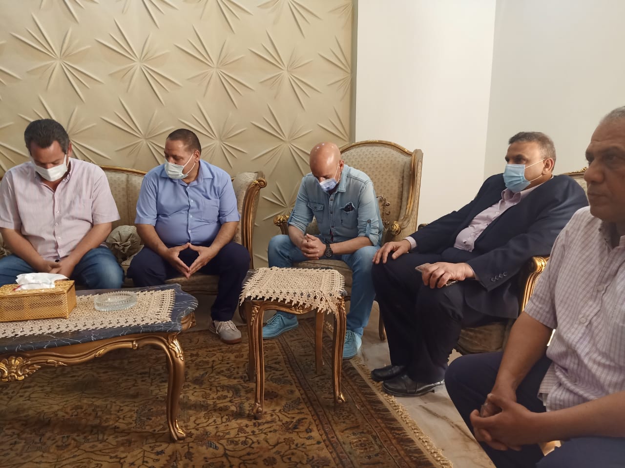 وكيل وزارة الصحة يقدم واجب العزاء لأسرة الطبيب الراحل 03