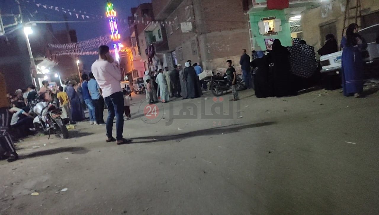 حالة تجمهر للمواساة والحزن في القرية