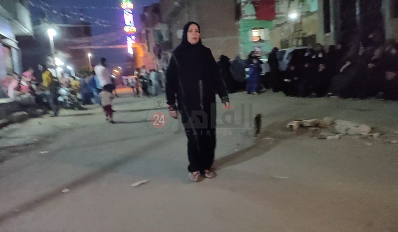 سيدات القرية يُعن الحداد على الضحايا