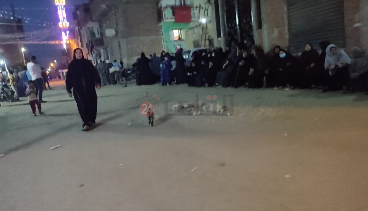 سيدات القرية ينتظرن تشييع جثامين الأطفال الأربعة