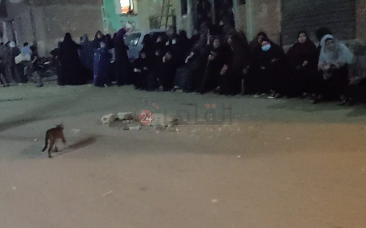 نسوة القرية يتشحن بالسواد حزنًا على مصرع الأطفال الأربعة