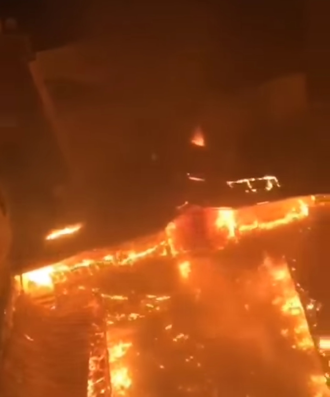 حريق كافيه قصر البارون بالشرقية 3