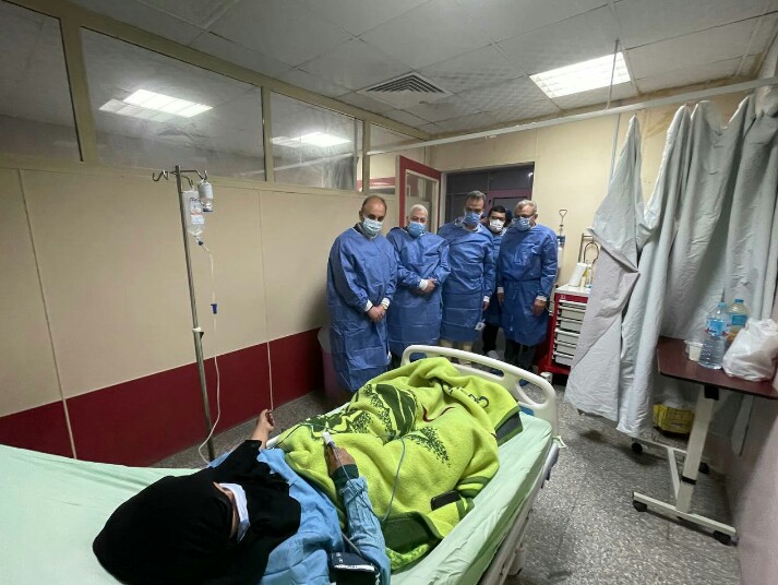 رئيس الجامعة وفريق طبي للاطمئنان على حالة الأم