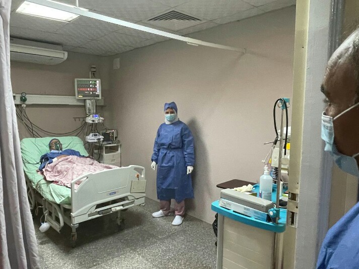 رئيس جامعة الزقازيق يطمئن على الشاب بعد العملية