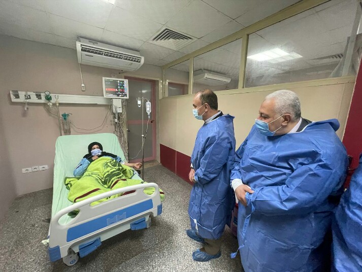 رئيس جامعة الزقازيق يطمئن على والدة الشاب بعد العملية