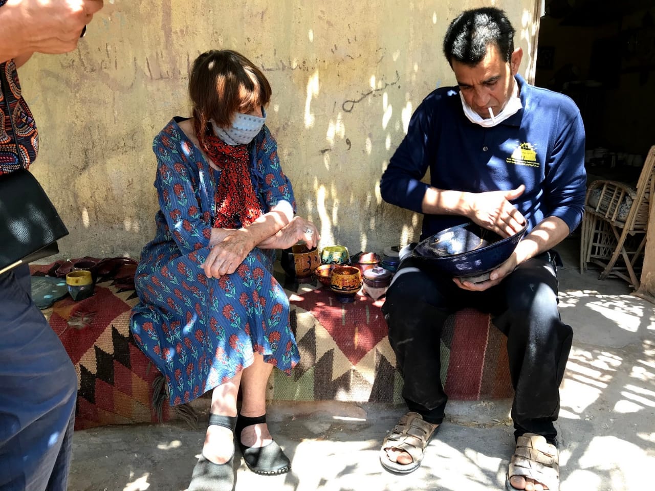 الراحلة إيفيلين بوريه وأحد خزافي المدرسة