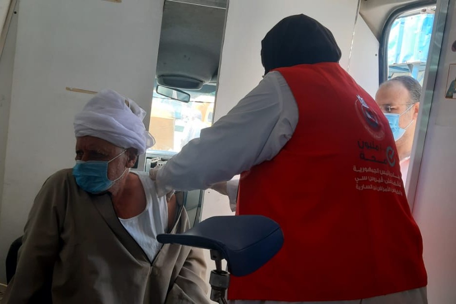 تطعيم كبار السن واصحاب المعاشات بلقاح كورونا بالشرقية 01