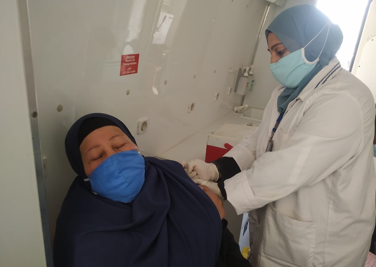 تطعيم كبار السن واصحاب المعاشات بلقاح كورونا بالشرقية 02