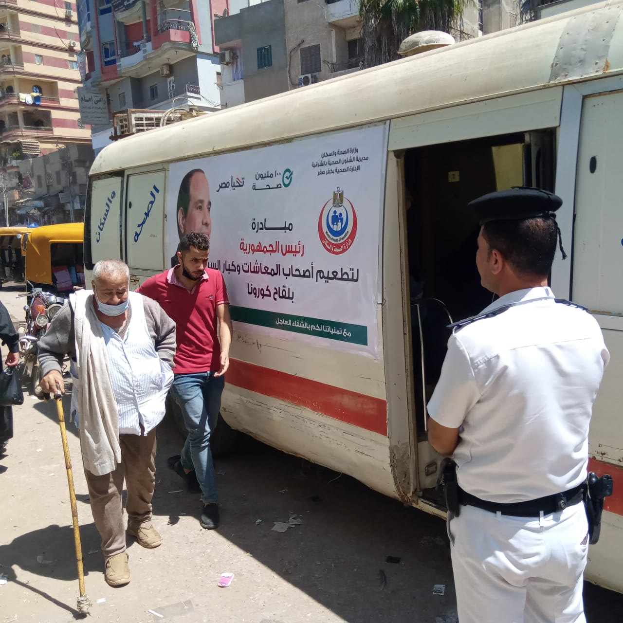 سيارة تطعيم كبار السن وأصحاب المعاشات بلقاح كورونا بالشرقية 3