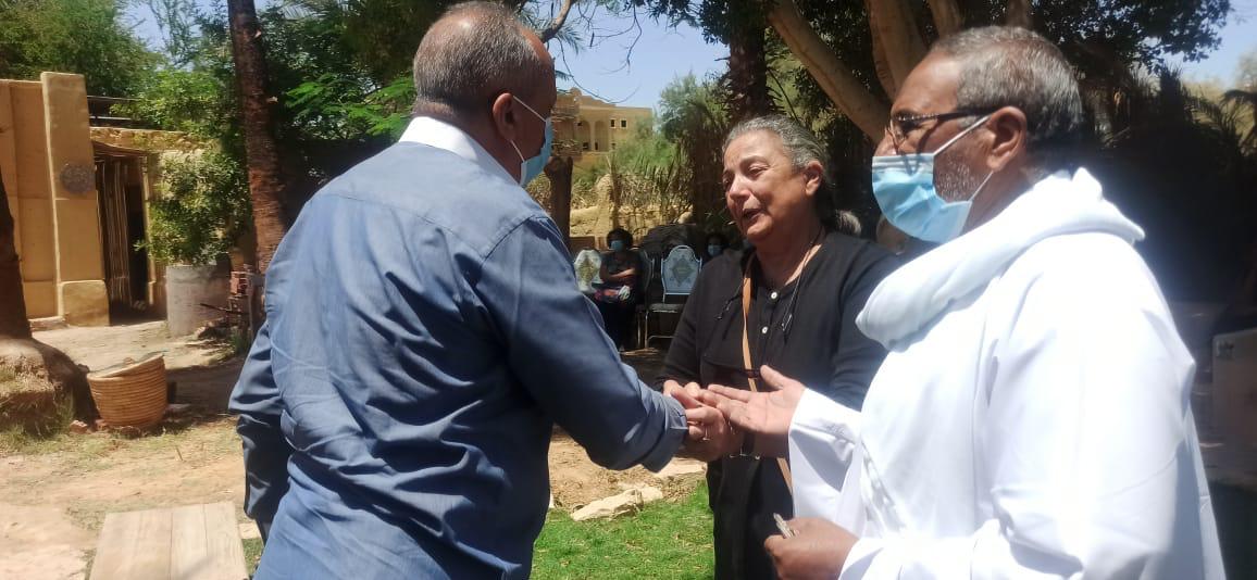 محافظ الفيوم ينيب رئيس مركز يوسف الصديق لتقديم لأسرة إيفيلين