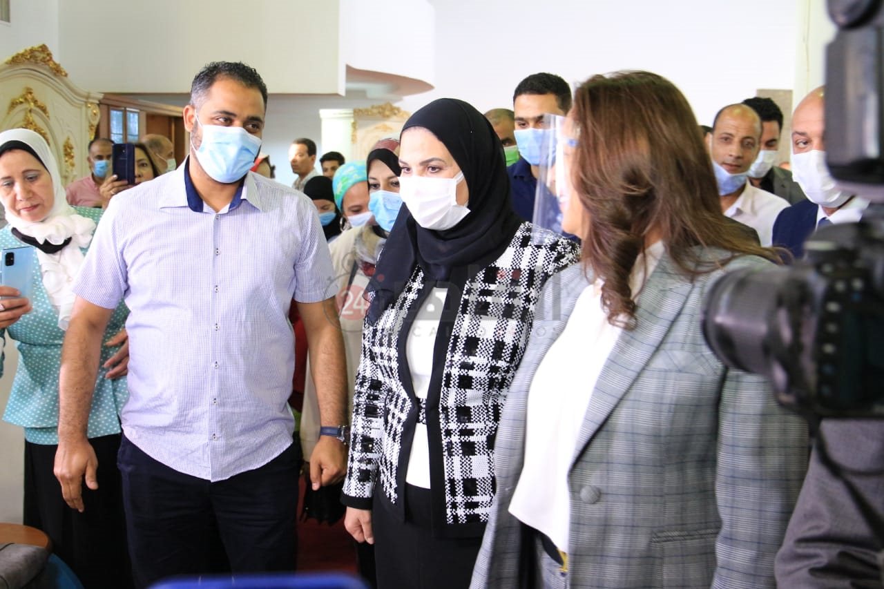 وزيرة التضامن تفتح معرض ديارنا للأثاث  (2)