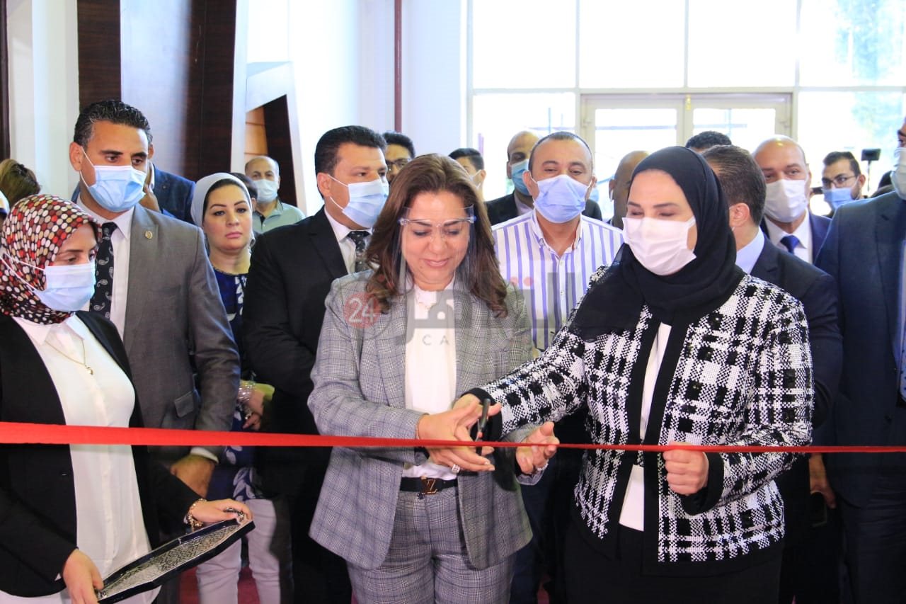 وزيرة التضامن تفتح معرض ديارنا للأثاث  (5)