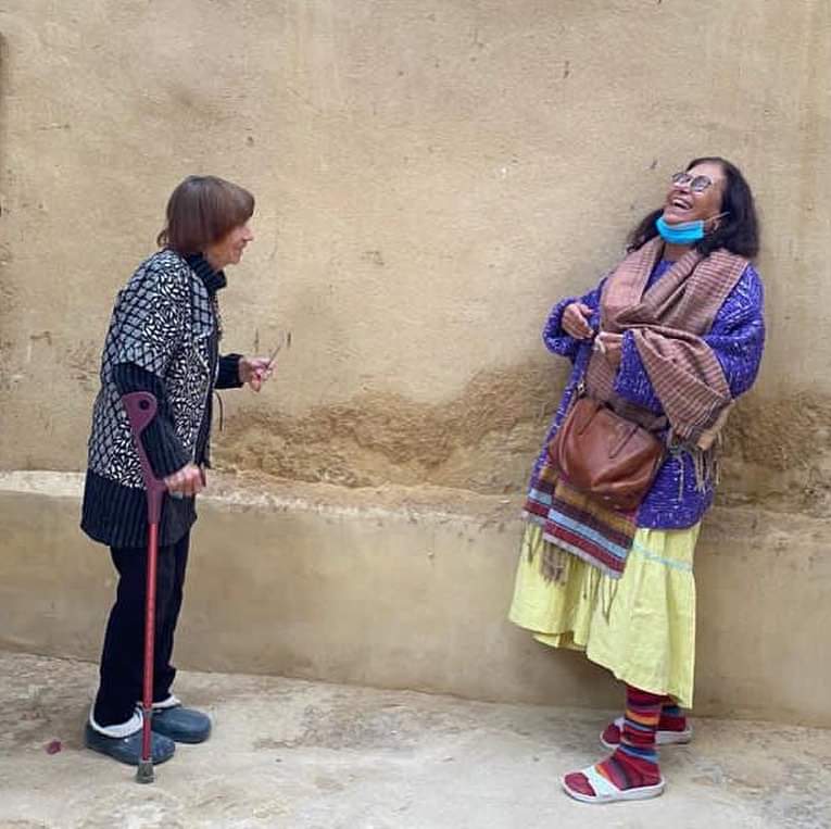 صورة تجمع بين الراحلة إيفيلين بوريه وصديقتها عزة فهمي