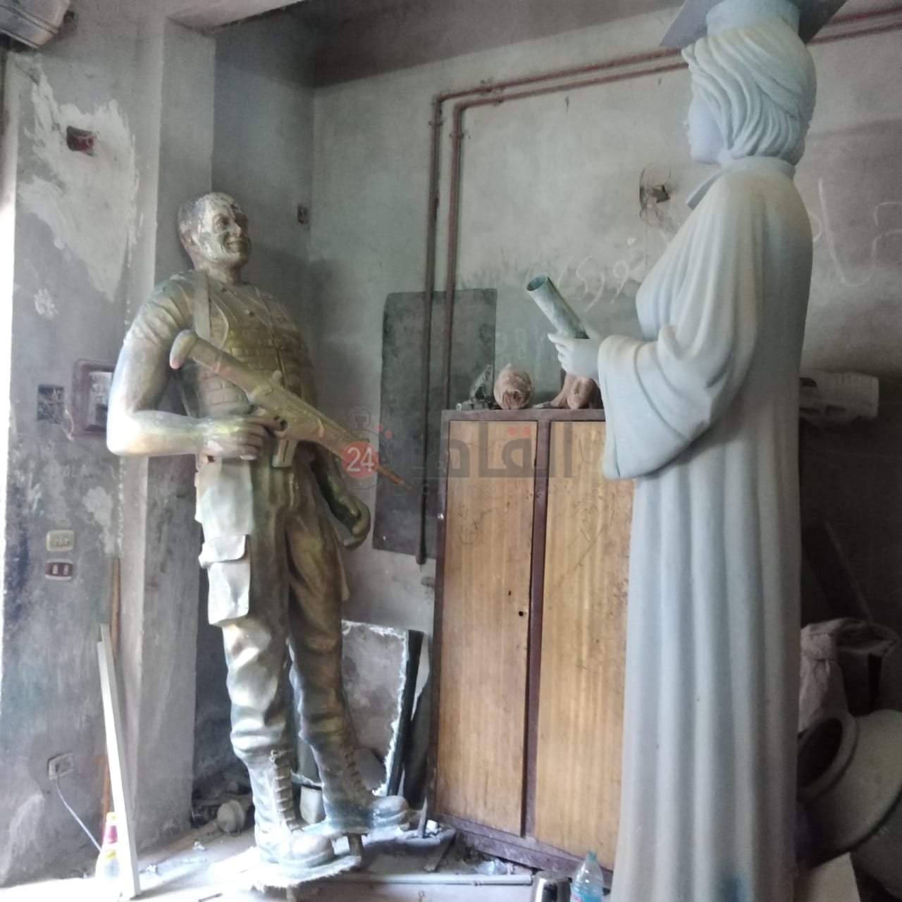 تمثال الشهيد أحمد منسي داخل ورشة الفنان لتطويره 01