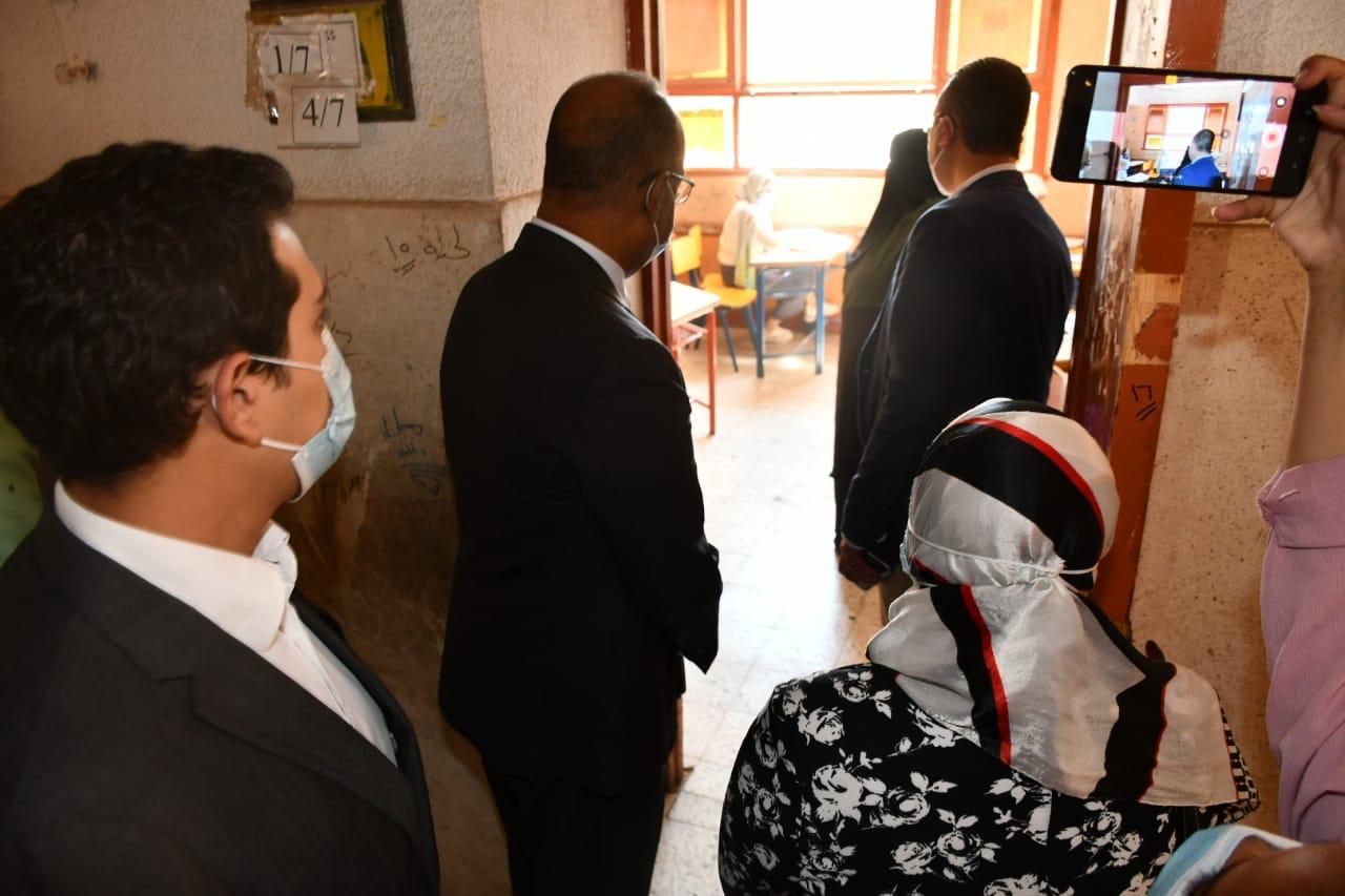 محافظ الفيوم يتفقد لجان الشهادة الاعدادية