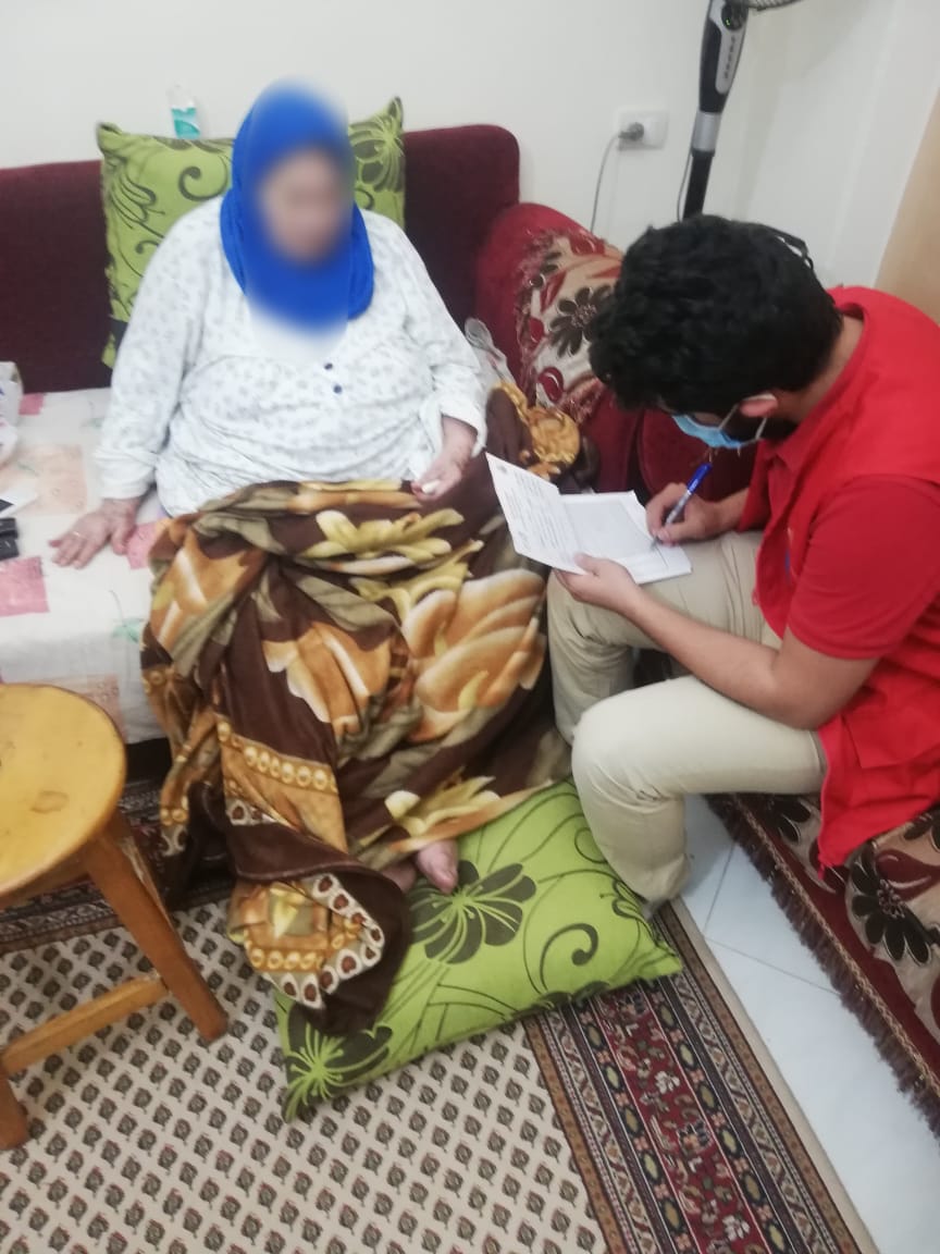 تطعيم سيدة مسنة بلقاح كورونا في الشرقية 3