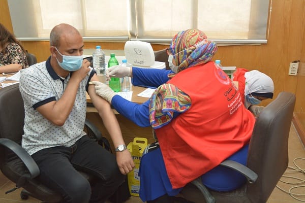 تطعيم أعضاء هيئة التدريس بجامعة الفيوم بلقاح كورونا